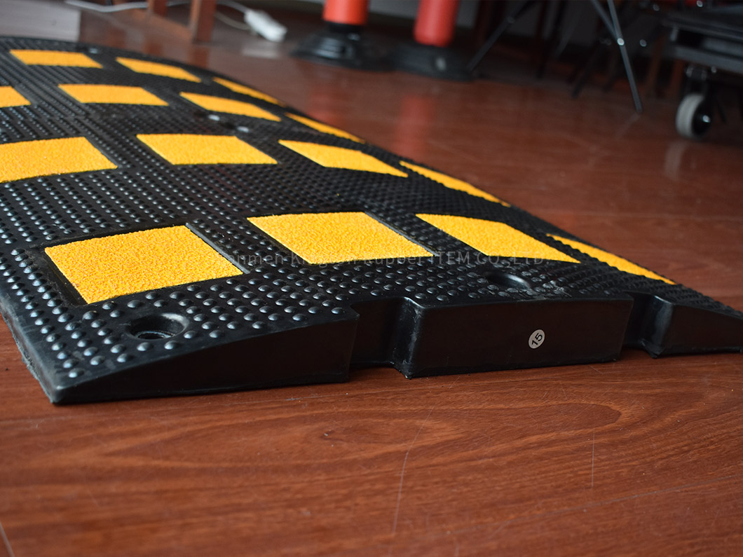 欧洲反光黄色/黑色交通橡胶减速带European Reflective Yellow/Black Traffic Rubber Speed Hump
