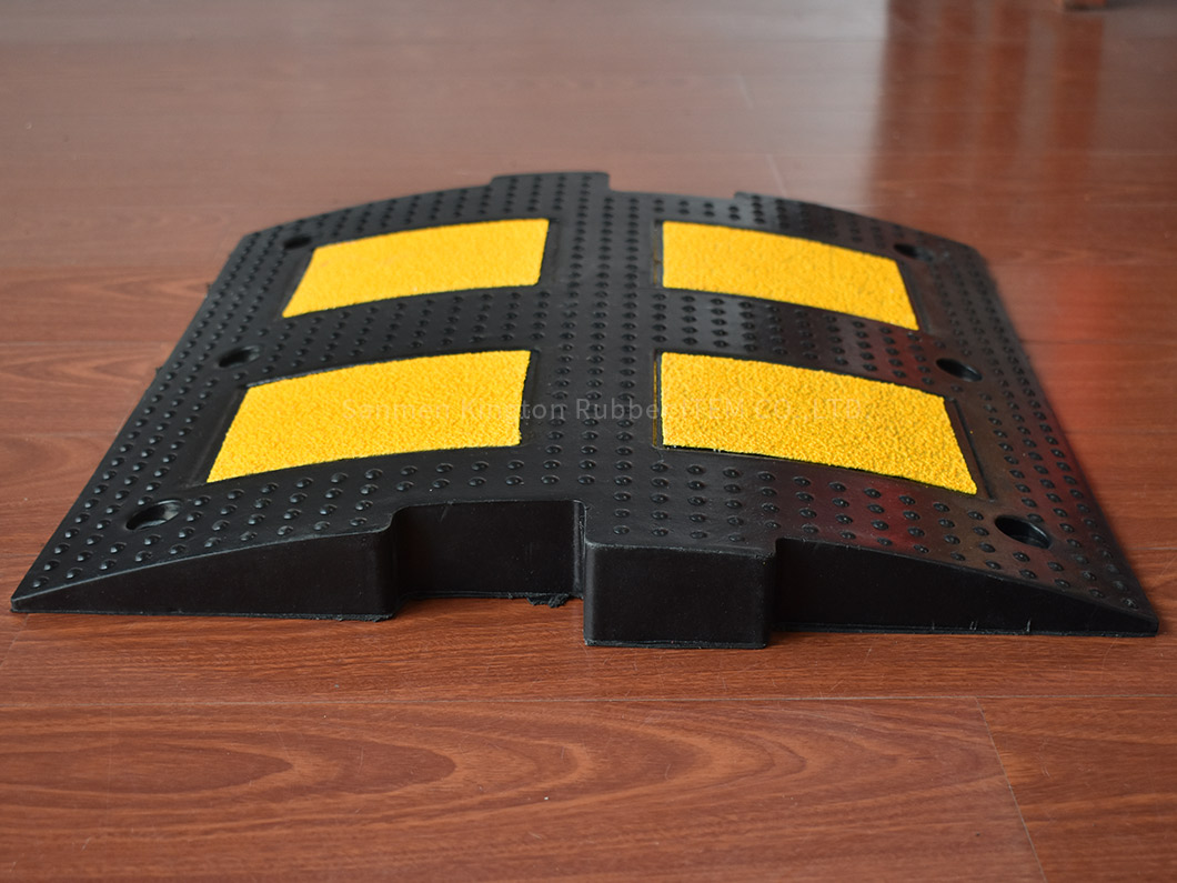 反光橡胶减速带道路减速器500mm*500mm用于车辆减速rubber speed hump