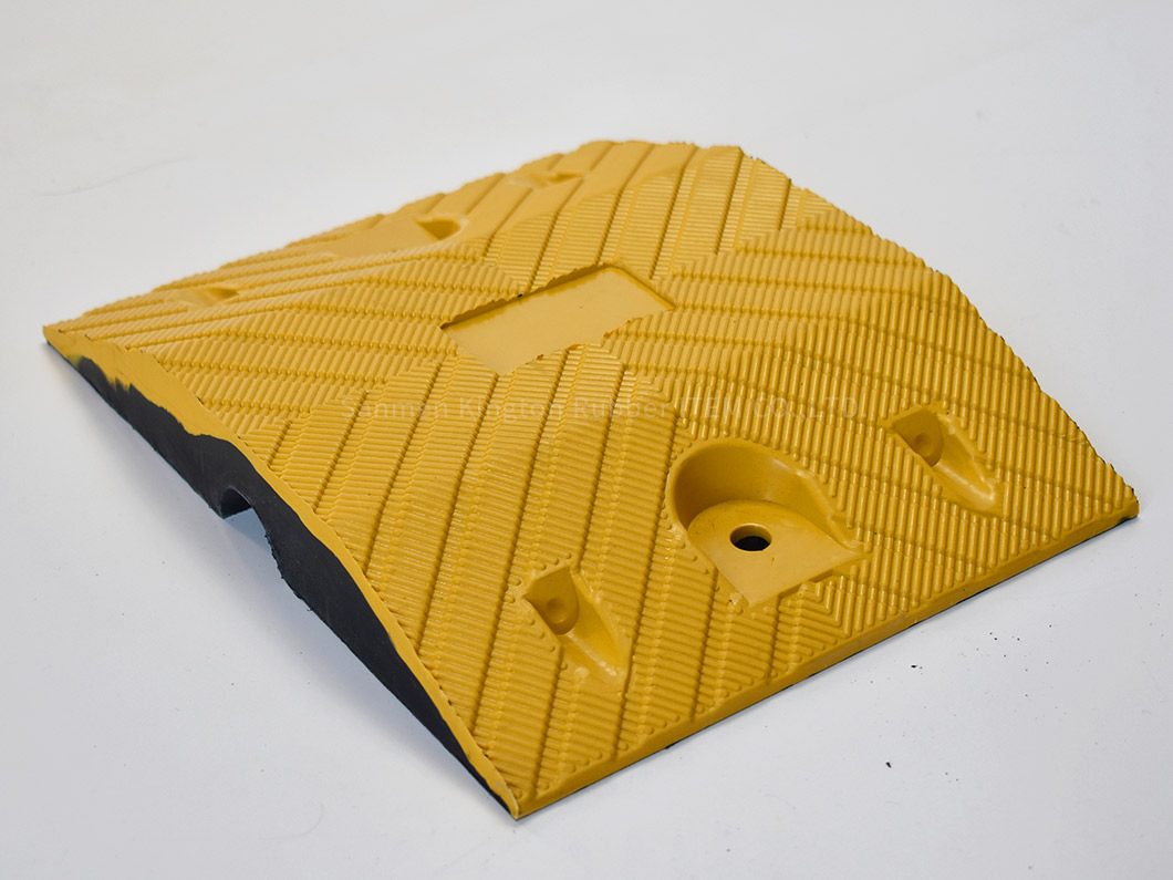alt=''traffic,rubber,speed hump,rubber speed hump,高质量橡胶减速带道路减速器250mm*320mm，用于道路安全High Quality rubber speed hump Road Speed Breaker 250mm*320mm for Road Safety''