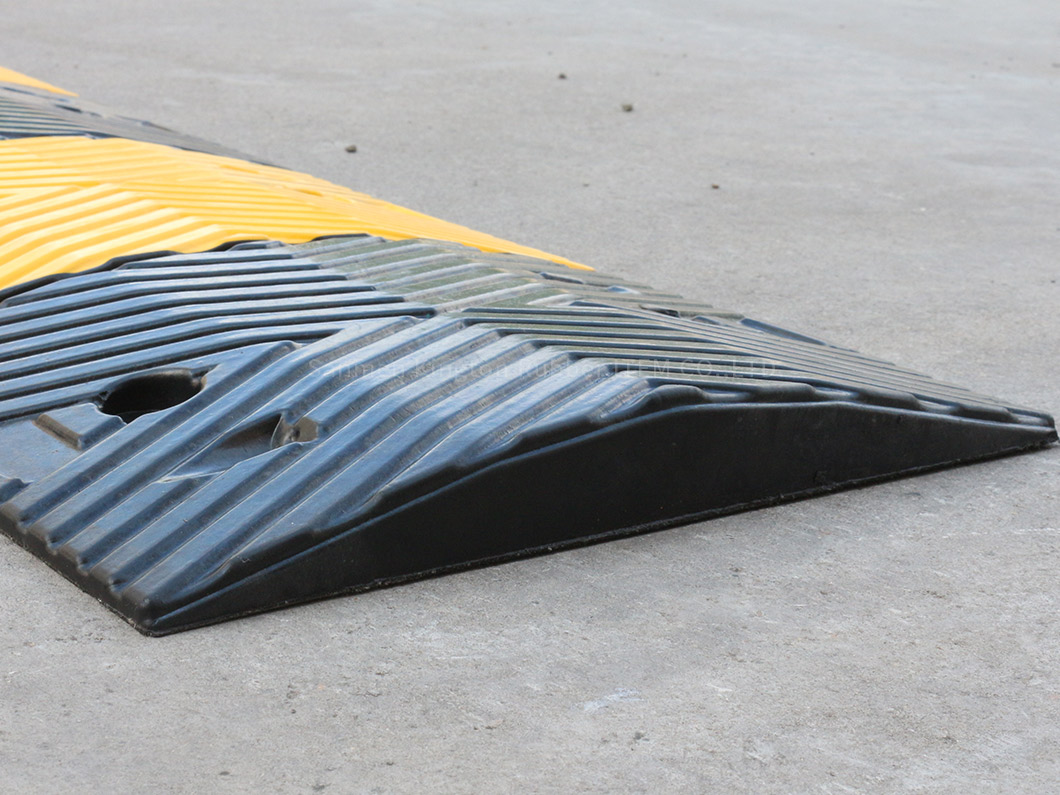 alt=''合格的橡胶减速器、速度缓冲器、1000mm*350mm用于车辆减速Qualified rubber speed hump Speed Bumper 1000mm*350mm for Car Deceleration''