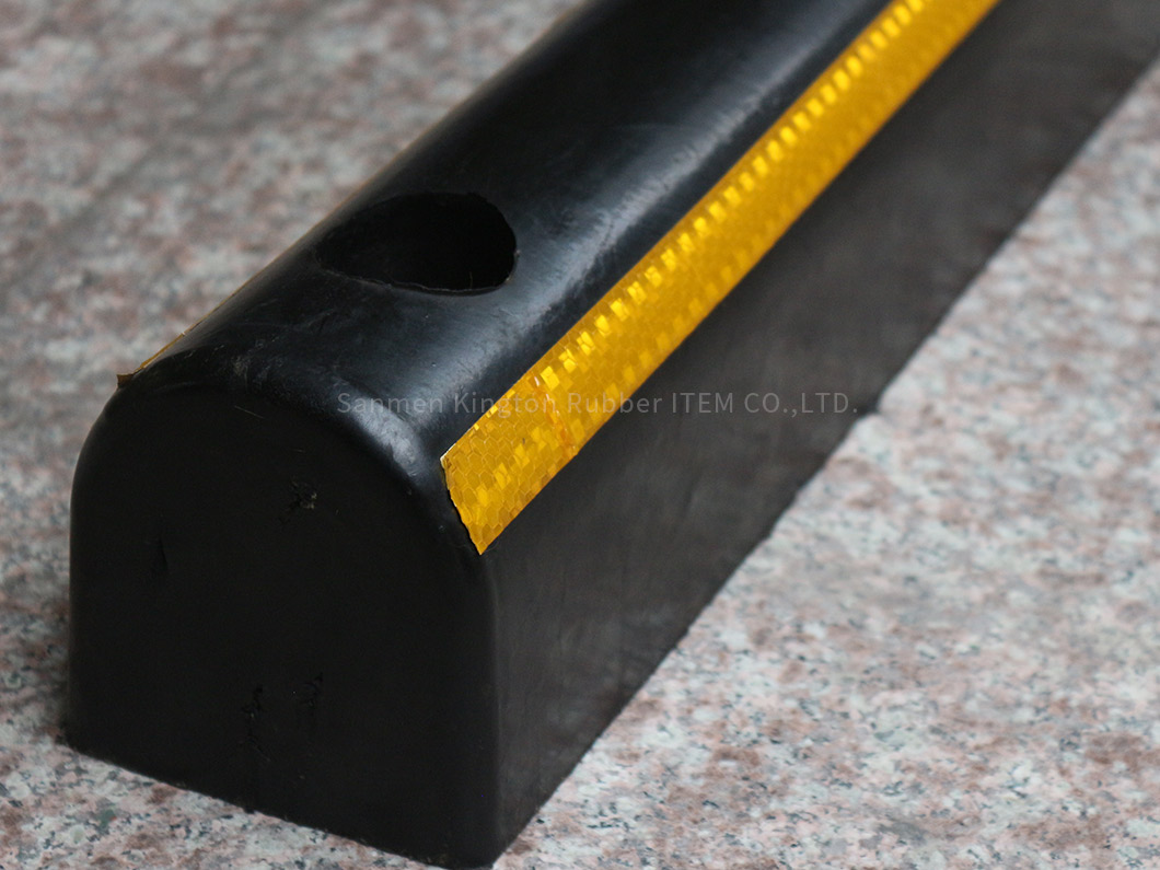 alt=''停车场反光防撞条Parking Reflective rubber wall protector''