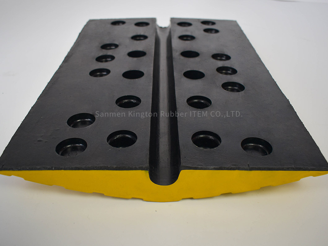 工厂直销橡胶减速带道路减速器500mm*350mmFactory Direct Sale Rubber Speed Hump Road Speed Breaker 500mm*350mm