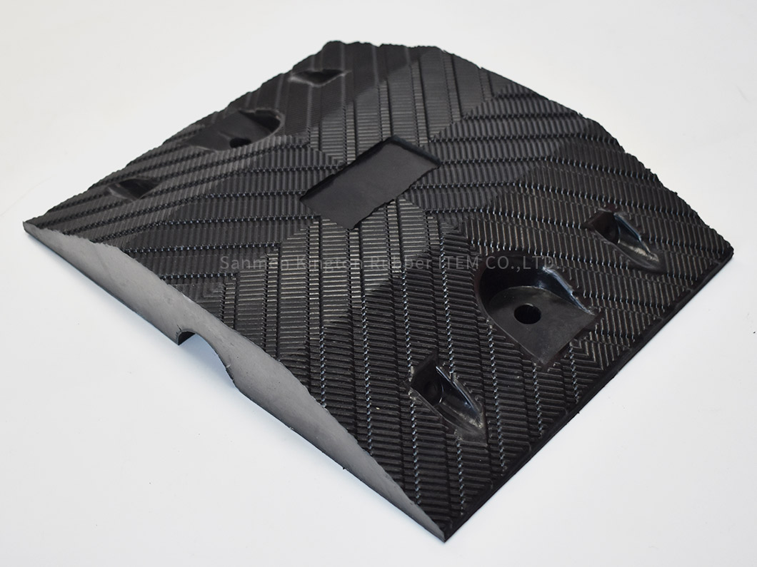 alt=''traffic,rubber,speed hump,rubber speed hump,耐用的反光橡胶减速带道路减速器250mm*320mm，确保道路安全Durable Reflective rubber speed hump Road Speed Breaker 250mm*320mm for Road Safety''