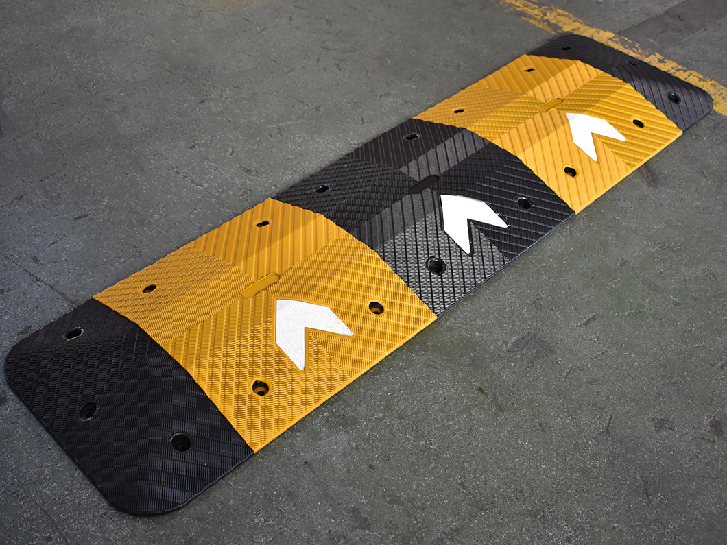 交通室外用橡胶减速带traffic outdoor rubber speed humps
