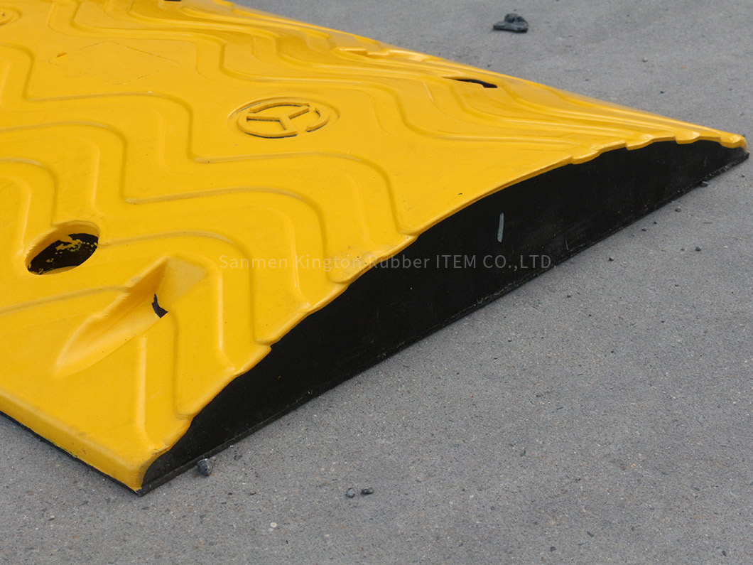 性价比款的橡胶减速器、速度缓冲器1000mm*380mm，用于交通安全Cost-Effective Rubber Speed Reducer Speed Bumper 1000mm*380mm for Traffic Safety