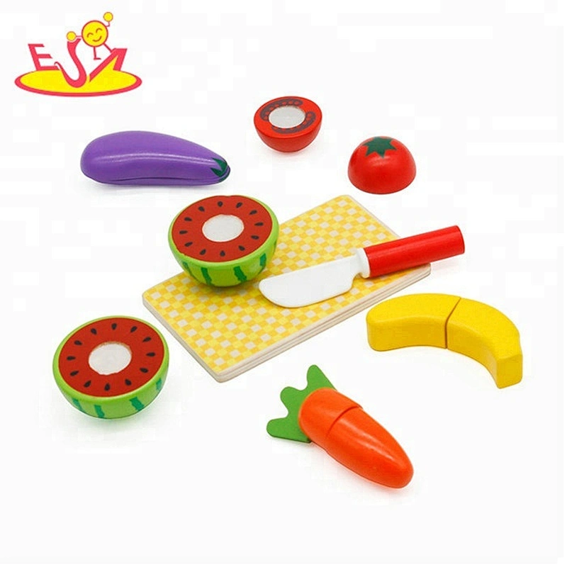 Klassisches Mini-Kochgeschirr aus Holz, das Spielzeug für Kinder vorgibt W10B257