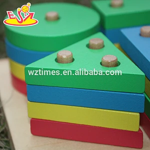 Hölzerne Blöcke des lustigen Formsortierers spielen für Kinder W13D107