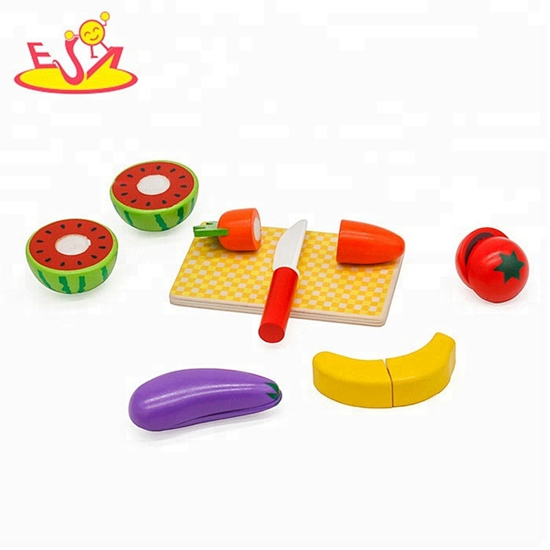 Klassisches Mini-Kochgeschirr aus Holz, das Spielzeug für Kinder vorgibt W10B257