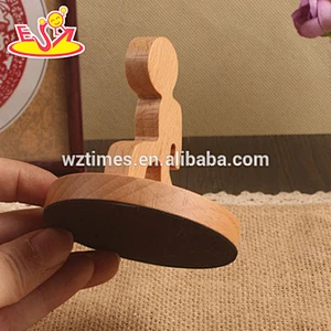 2018 wholesale high quality wooden Humanoid mobile phone holder W02A162