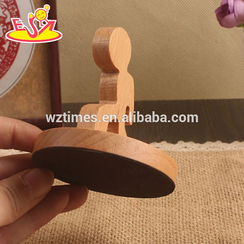 2018 wholesale high quality wooden Humanoid mobile phone holder W02A162