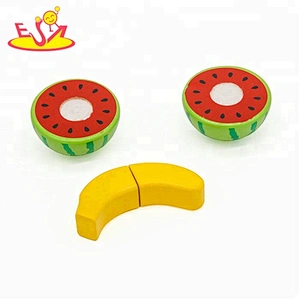 Klassisches Mini-Kochgeschirr aus Holz, das Spielzeug für Kinder vorgibt W10B257