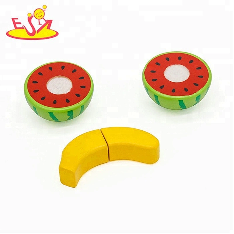Klassisches Mini-Kochgeschirr aus Holz, das Spielzeug für Kinder vorgibt W10B257