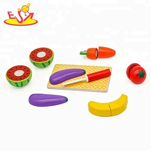 Klassisches Mini-Kochgeschirr aus Holz, das Spielzeug für Kinder vorgibt W10B257