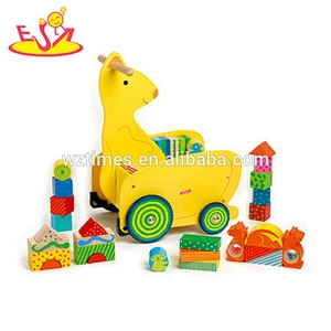 Interessanter nützlicher innerer hölzerner Innenbabywagen mit Formsortierer WJ278237