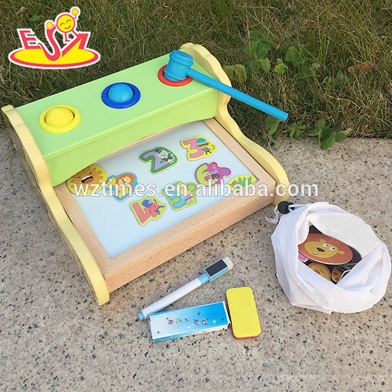 Doppeltes Reißbrett der wunderbaren hölzernen Babygroßhandelsseite mit dem Hammer, der Spielzeug W12B092 schlägt