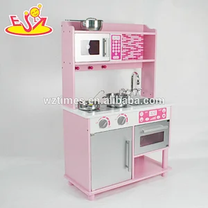 Los niños divertidos fingen jugar a la simulación de cocina de juguete de madera con accesorios de acero inoxidable W10C103