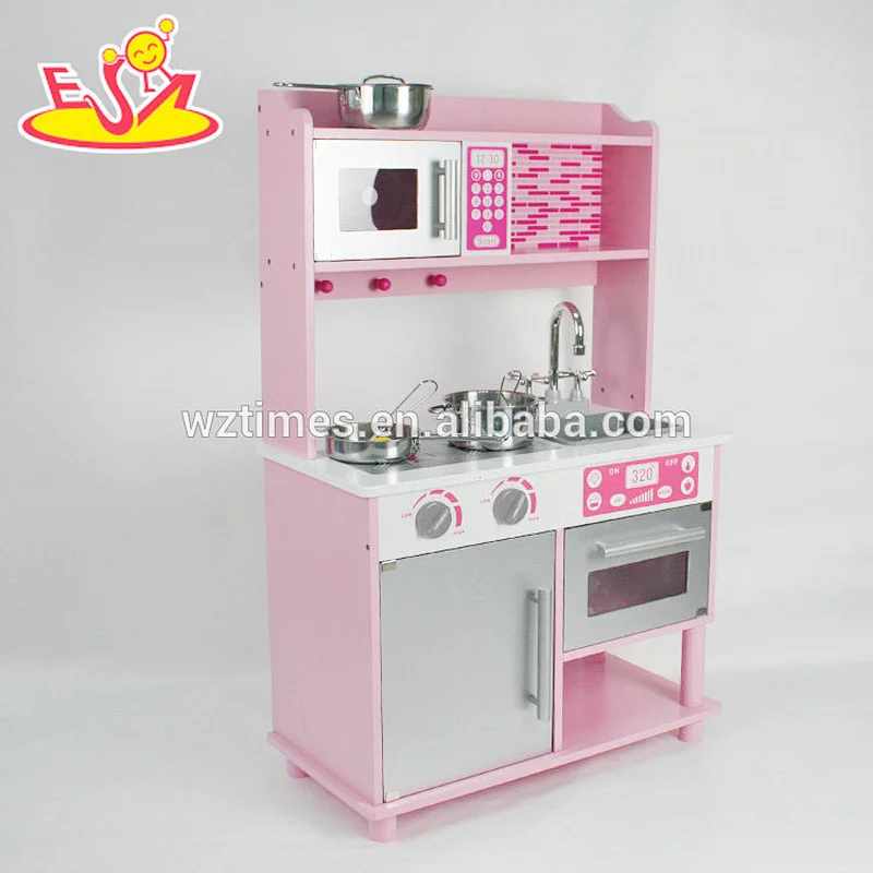 Los niños divertidos fingen jugar a la simulación de cocina de juguete de madera con accesorios de acero inoxidable W10C103