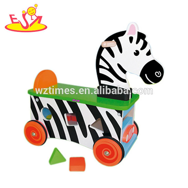 Interessanter nützlicher innerer hölzerner Innenbabywagen mit Formsortierer WJ278237