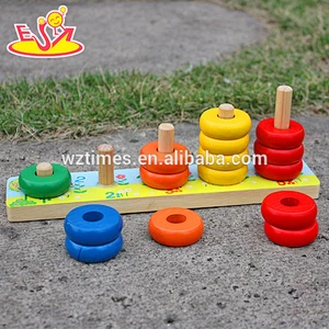 Hölzerne stapelnde Blöcke des bunten pädagogischen Mathespielzeugs des Spielzeugs spielen zum Spaß W13D073