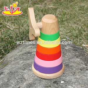 Hölzerner Regenbogen der lustigen Kinder, der Blöcke stapelt, stapelt Blöcke des wunderbaren Kleinkindes des Regenbogens hölzernen W13D110