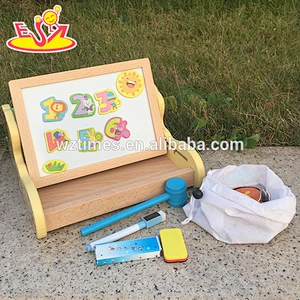 Doppeltes Reißbrett der wunderbaren hölzernen Babygroßhandelsseite mit dem Hammer, der Spielzeug W12B092 schlägt