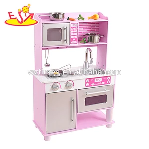 Los niños divertidos fingen jugar a la simulación de cocina de juguete de madera con accesorios de acero inoxidable W10C103