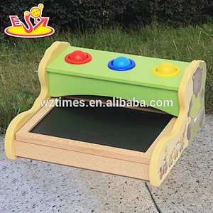 Doppeltes Reißbrett der wunderbaren hölzernen Babygroßhandelsseite mit dem Hammer, der Spielzeug W12B092 schlägt