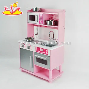 Los niños divertidos fingen jugar a la simulación de cocina de juguete de madera con accesorios de acero inoxidable W10C103