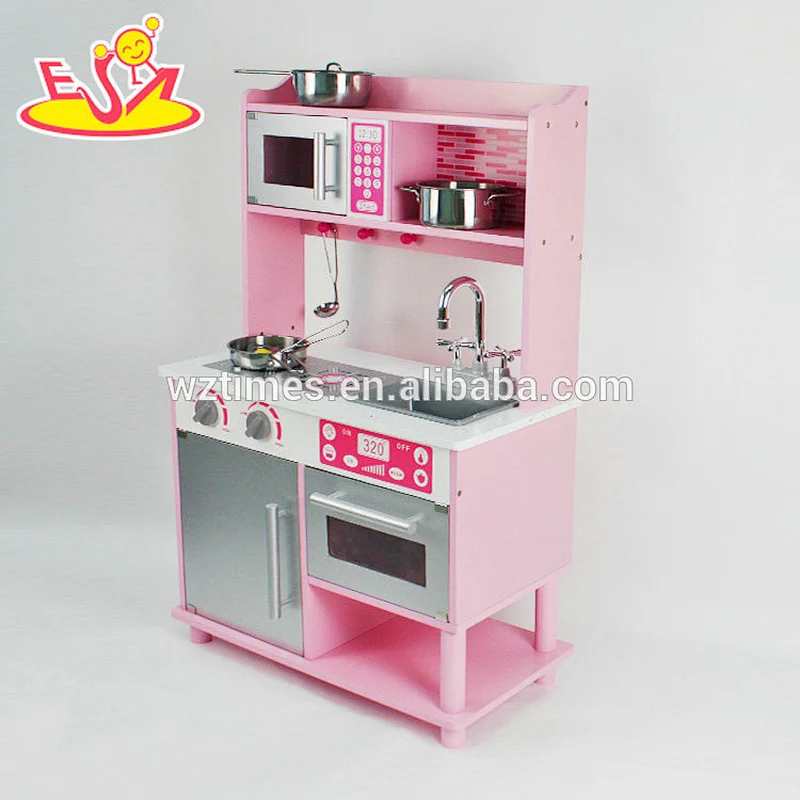 Los niños divertidos fingen jugar a la simulación de cocina de juguete de madera con accesorios de acero inoxidable W10C103