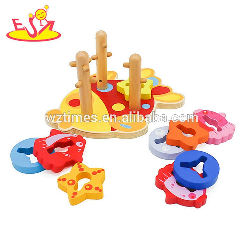 Kinder hölzerne Ringspielspielzeuggeometrie hölzerne werfende Spielwarengeometriekindergarten W13D178
