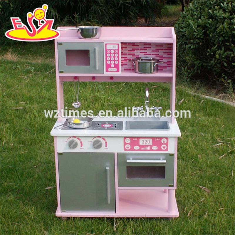 Los niños divertidos fingen jugar a la simulación de cocina de juguete de madera con accesorios de acero inoxidable W10C103