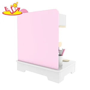 Nueva chica de diseño finge jugar con el tocador de juguetes de madera, con espejo w10d401