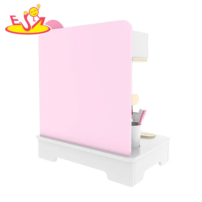 Nueva chica de diseño finge jugar con el tocador de juguetes de madera, con espejo w10d401