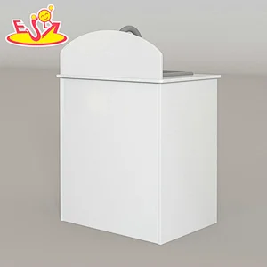 Kinder im neuen Design spielen eine hölzerne Waschmaschine mit Waschbecken W10D458