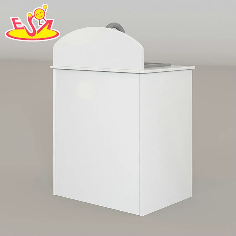 Kinder im neuen Design spielen eine hölzerne Waschmaschine mit Waschbecken W10D458