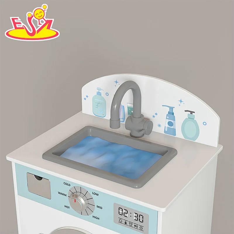 Kinder im neuen Design spielen eine hölzerne Waschmaschine mit Waschbecken W10D458