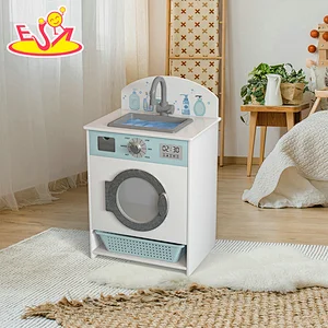 Kinder im neuen Design spielen eine hölzerne Waschmaschine mit Waschbecken W10D458