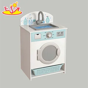 Kinder im neuen Design spielen eine hölzerne Waschmaschine mit Waschbecken W10D458