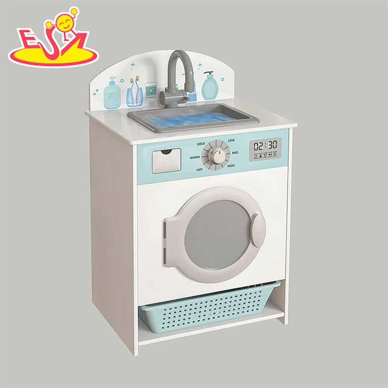 Kinder im neuen Design spielen eine hölzerne Waschmaschine mit Waschbecken W10D458