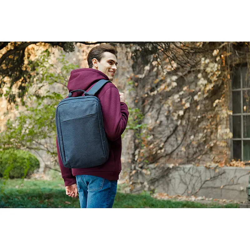 Popular 15.6 pulgadas portátil y tableta durable resistente al agua diseño ligero moda simple conveniente para viajar mochila de moda