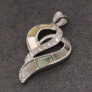 Ocean Style Heteromorphic Heart Design Colored Shell Charm Cz Pendant