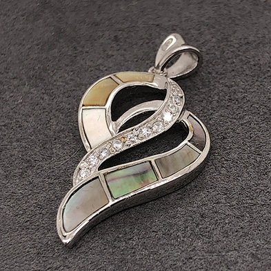Ocean Style Heteromorphic Heart Design Colored Shell Charm Cz Pendant