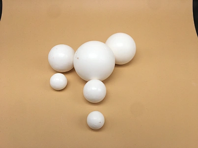 Refractory alumina balls