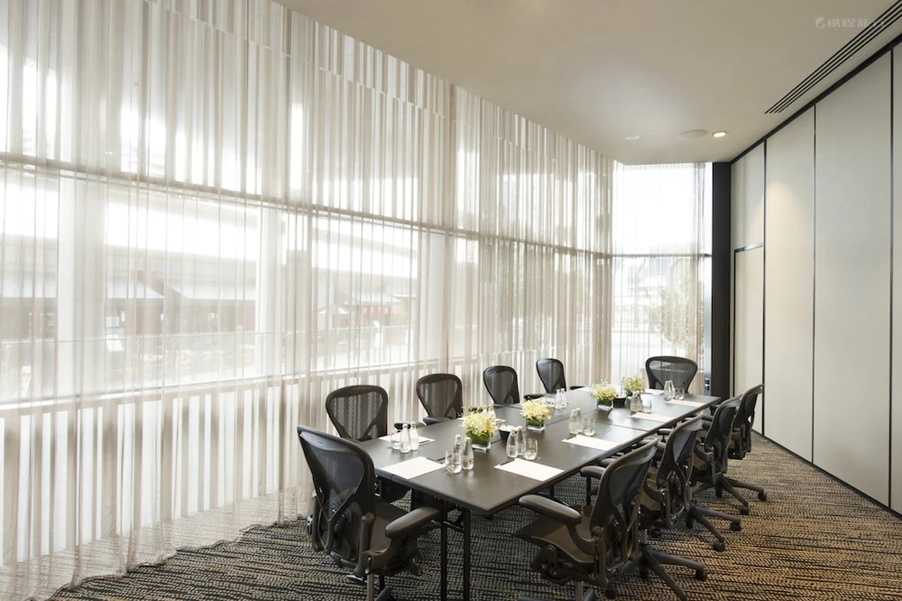universal office furniture