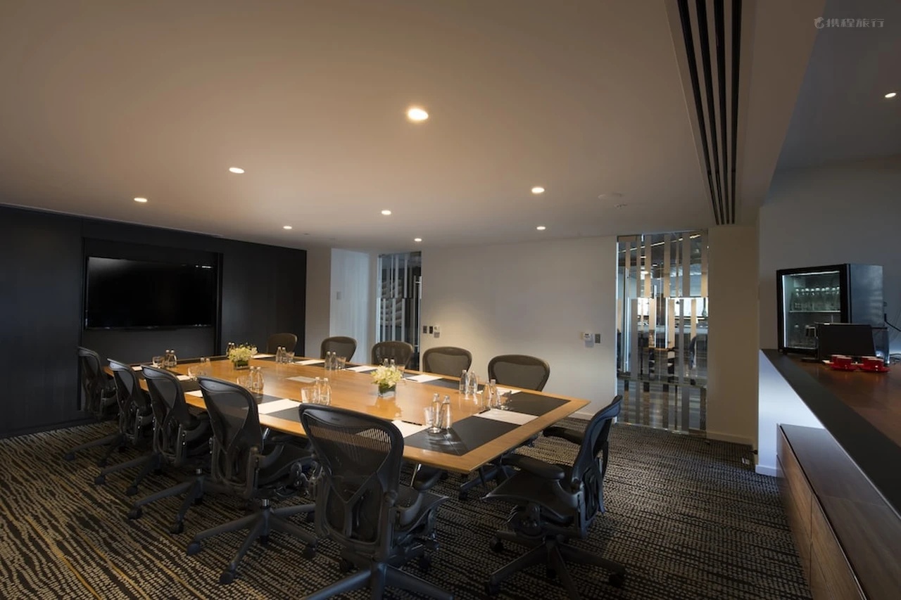 universal office furniture