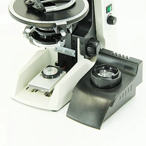 Microscópio polarizador, transmissão e reflexão
