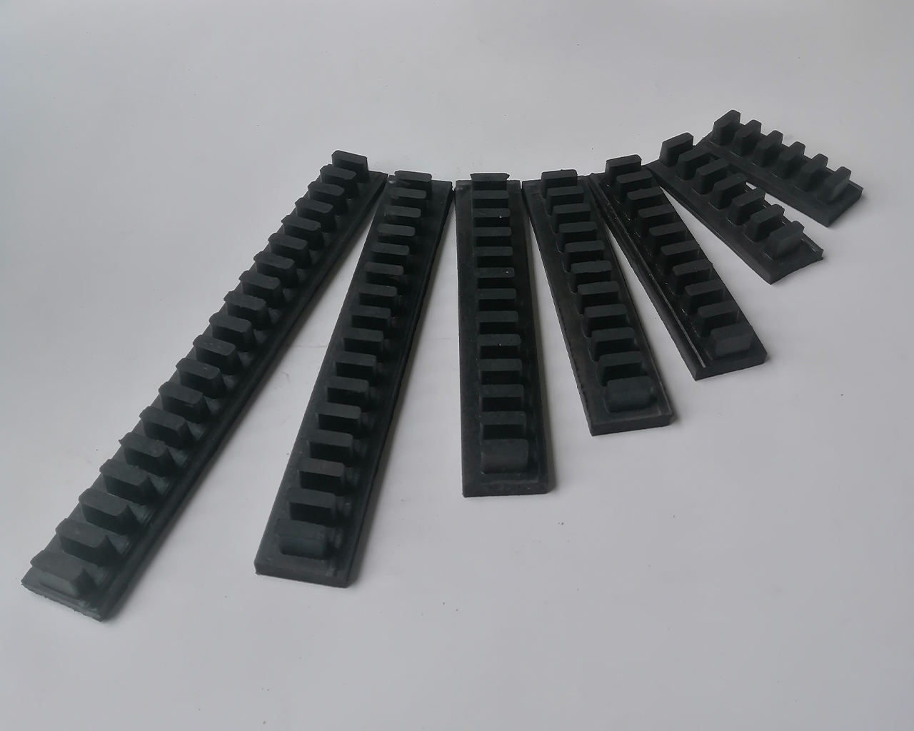 Anti-scratch glass transport strips