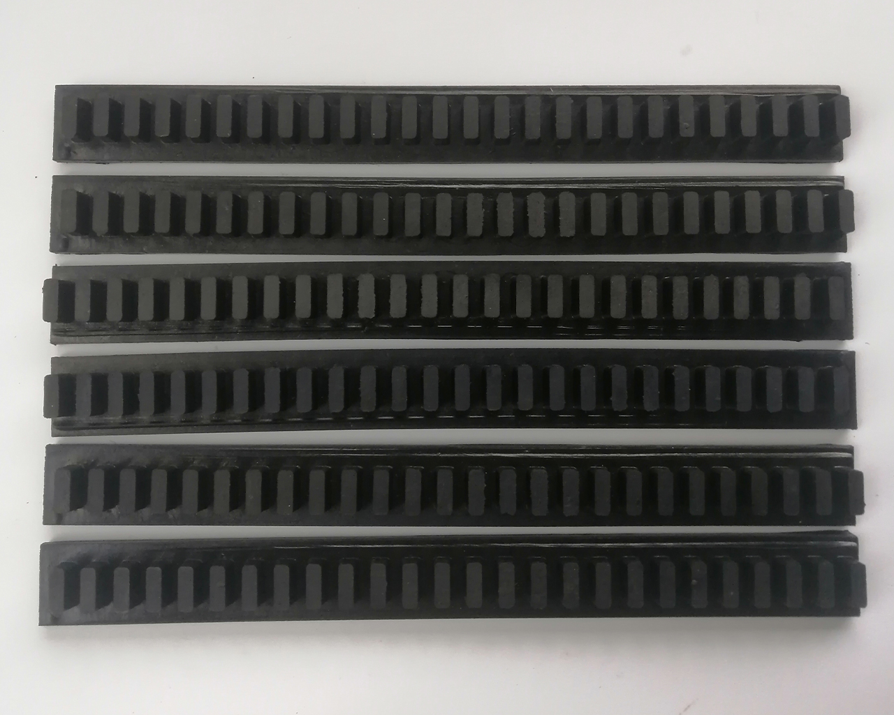 Anti-scratch glass transport strips