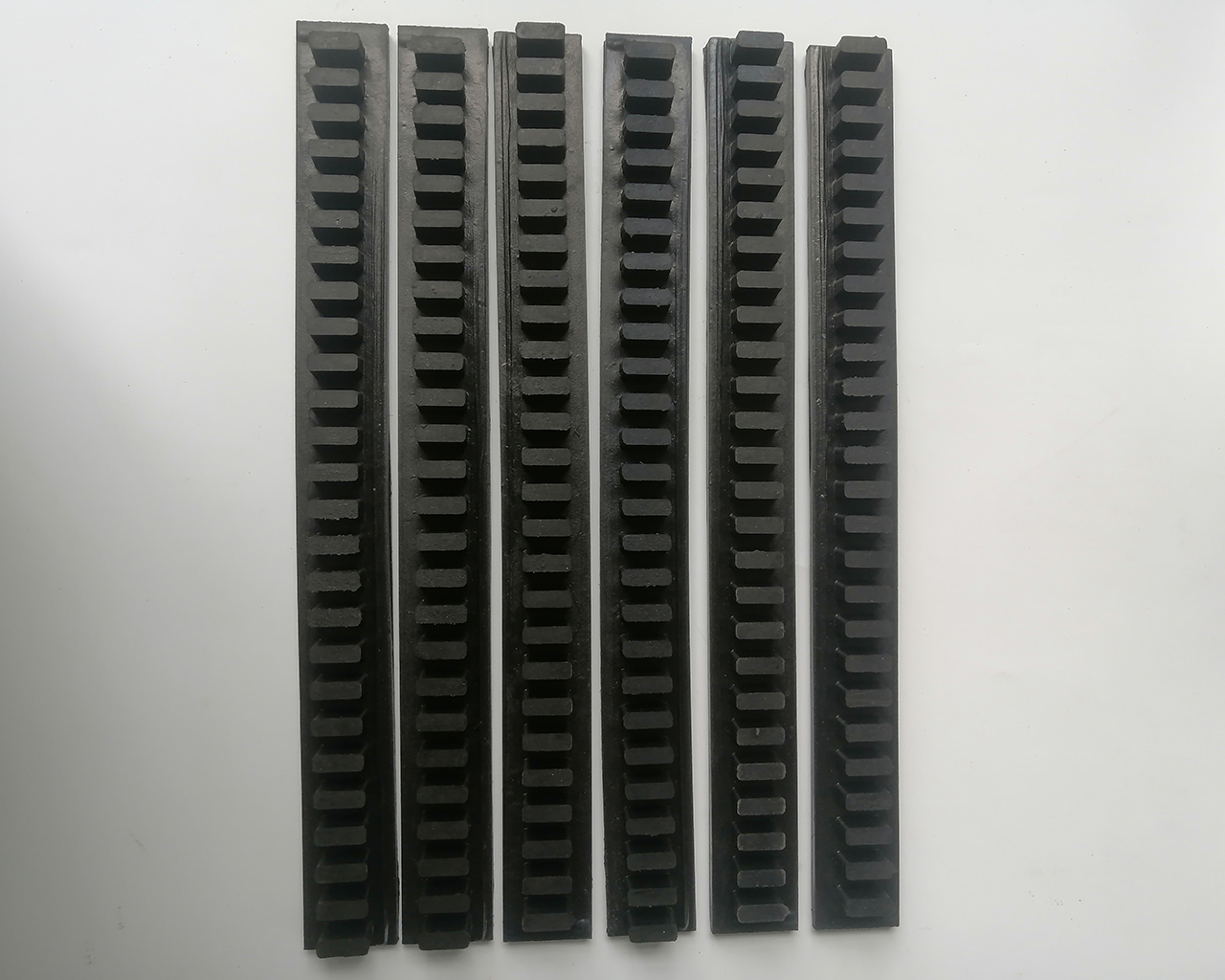 Anti-scratch glass transport strips