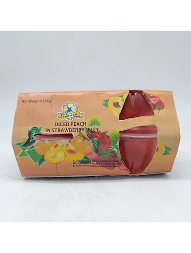 Pêche en dés dans la coupe de gelée de fraise